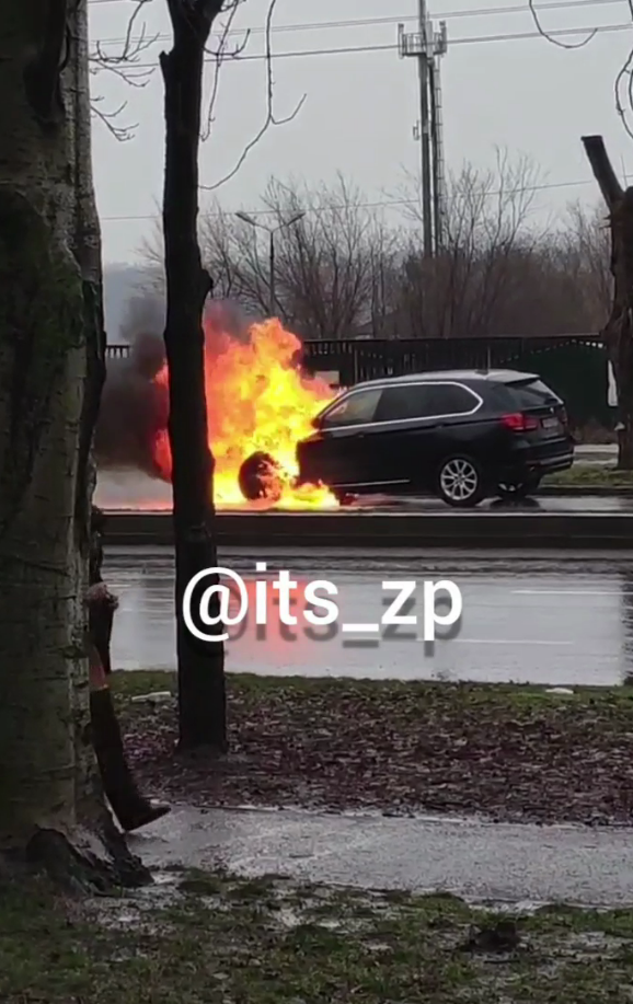 В Запорожье на ходу вспыхнул "BMW": водителю чудом удалось спастись (ВИДЕО)