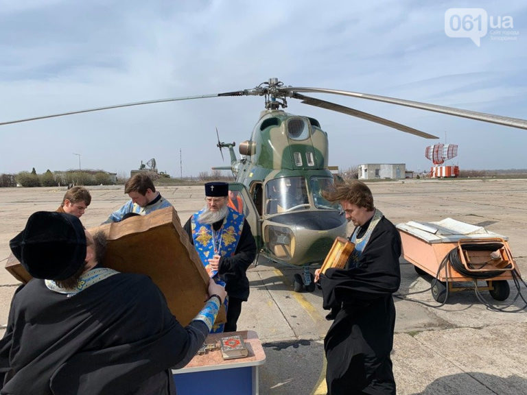 «Храни, Господь, землю Российскую»: в Запорожье читали молитвы от коронавируса с вертолёта (ФОТО)