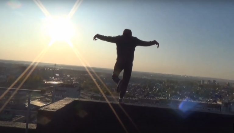 На крыше запорожской многоэтажки подростки устроили опасные развлечения (ФОТО)