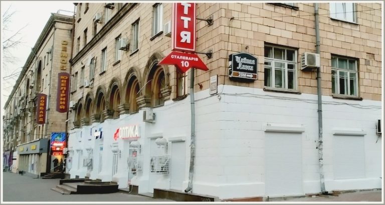 Больше не белый: фасаду здания на Сталеваров в Запорожье возвращают прежний вид (ФОТО)