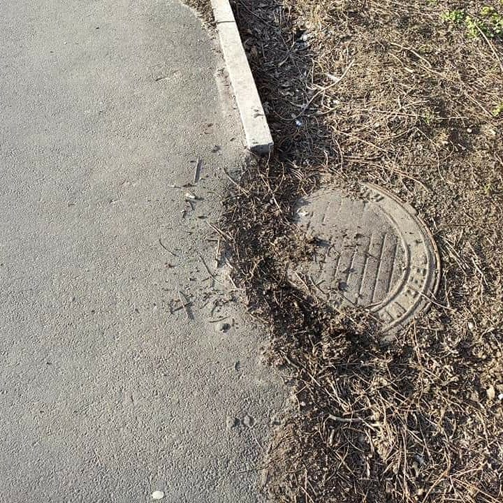Ни люка, ни тротуара: запорожские коммунальщики вновь "отличились" (ФОТО)