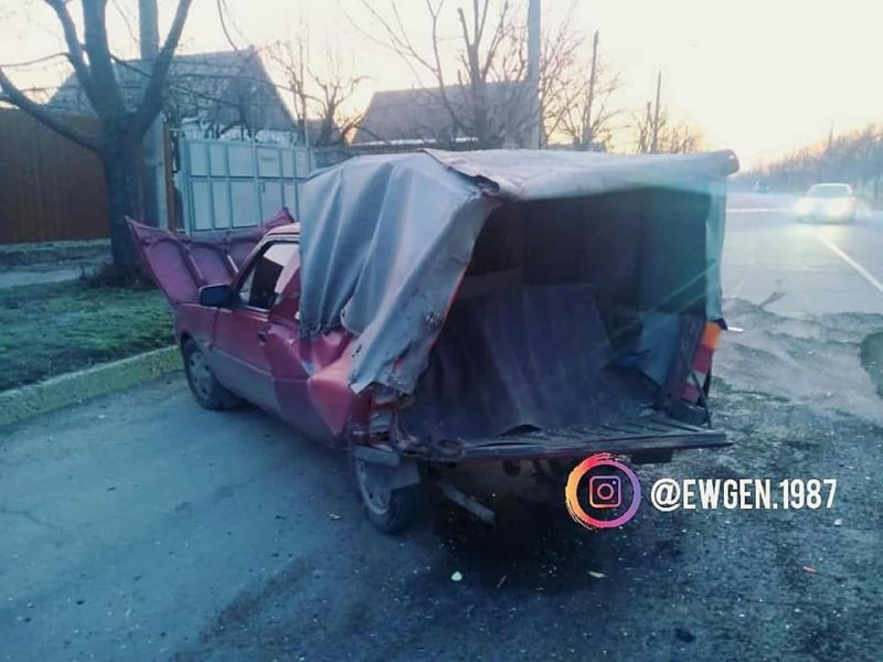 В Запорожской области в результате ДТП автомобилю оторвало часть капота (ФОТО)