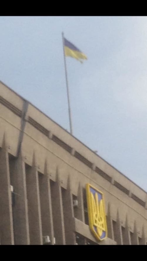 Запорожскую областную администрацию "украшает" разорванный флаг (ФОТО)