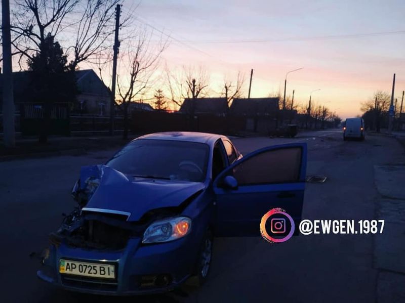 В Запорожской области в результате ДТП автомобилю оторвало часть капота (ФОТО)