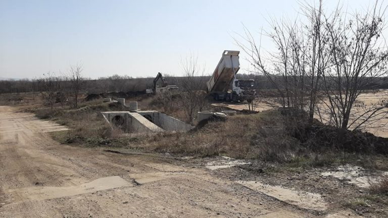 В Запорожье начали возводить новые краны для строительства мостов (ФОТО)
