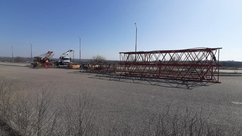 В Запорожье начали возводить новые краны для строительства мостов (ФОТО)