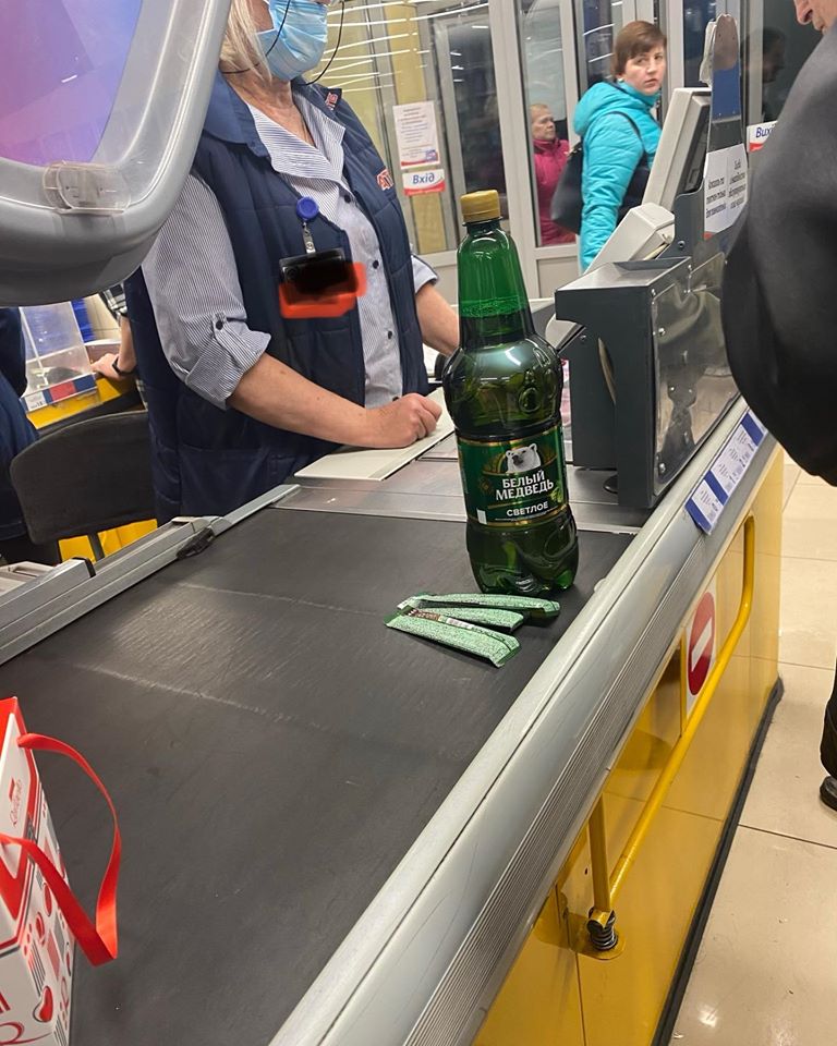 Кассиры в запорожских супермаркетов надели защитные маски (ФОТО)
