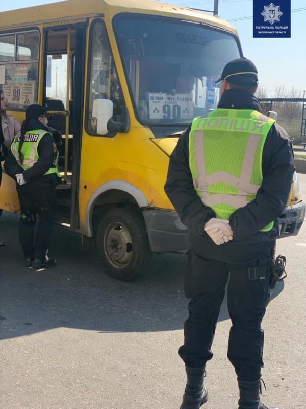 Запорожские патрульные проверяют количество пассажиров в маршрутках (ФОТО)