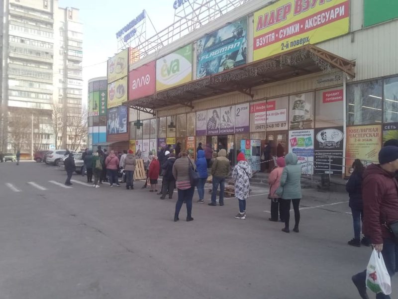 Огромные очереди: запорожцы начали "штурм" супермаркетов после введения ЧС (ФОТО)