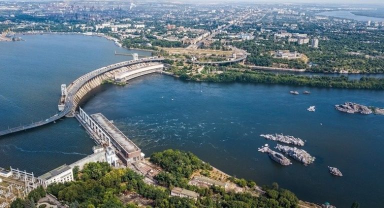 На грани разрушения: плотина в Запорожье не выдерживает давления фур
