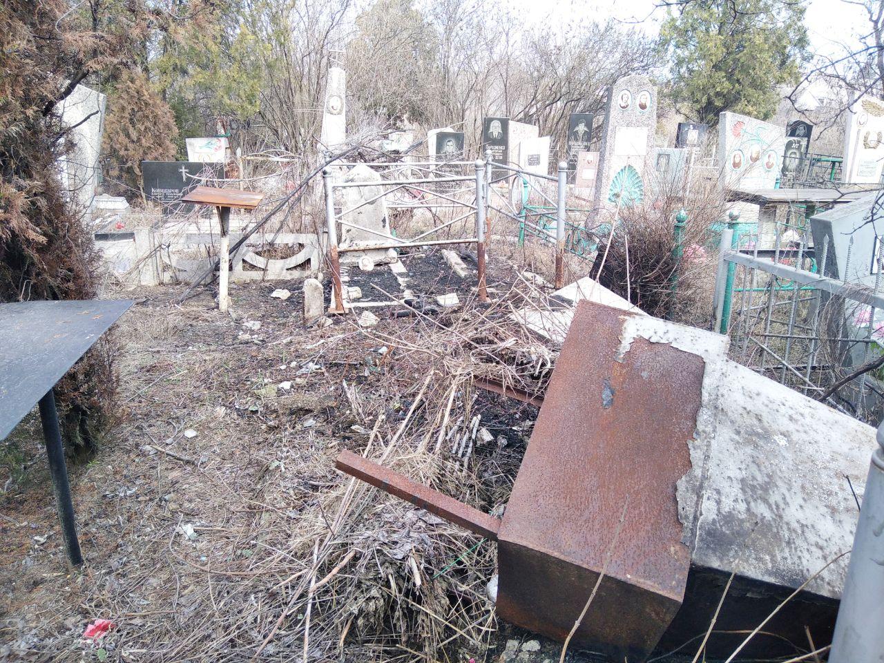 Памятники ушли под землю: запорожское кладбище превращается в большой ров (ФОТО)
