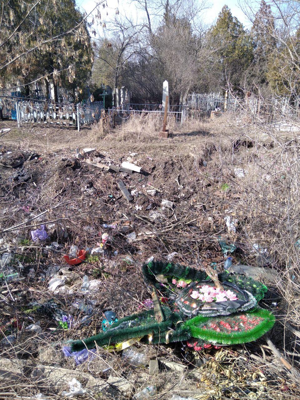 Памятники ушли под землю: запорожское кладбище превращается в большой ров (ФОТО)