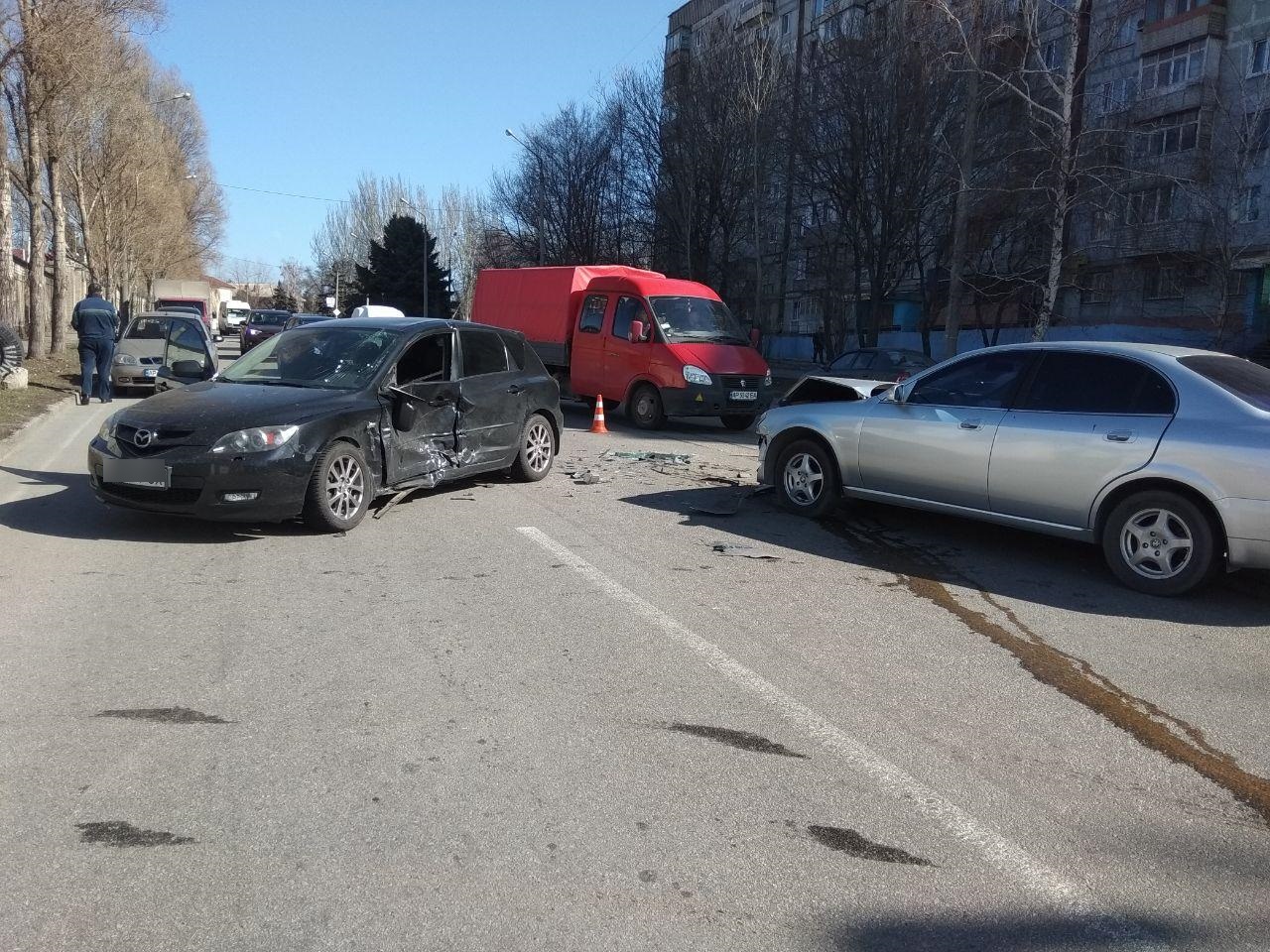 В центре Шевченковского района в Запорожье произошло ДТП: в одной из машин был ребёнок (ВИДЕО)