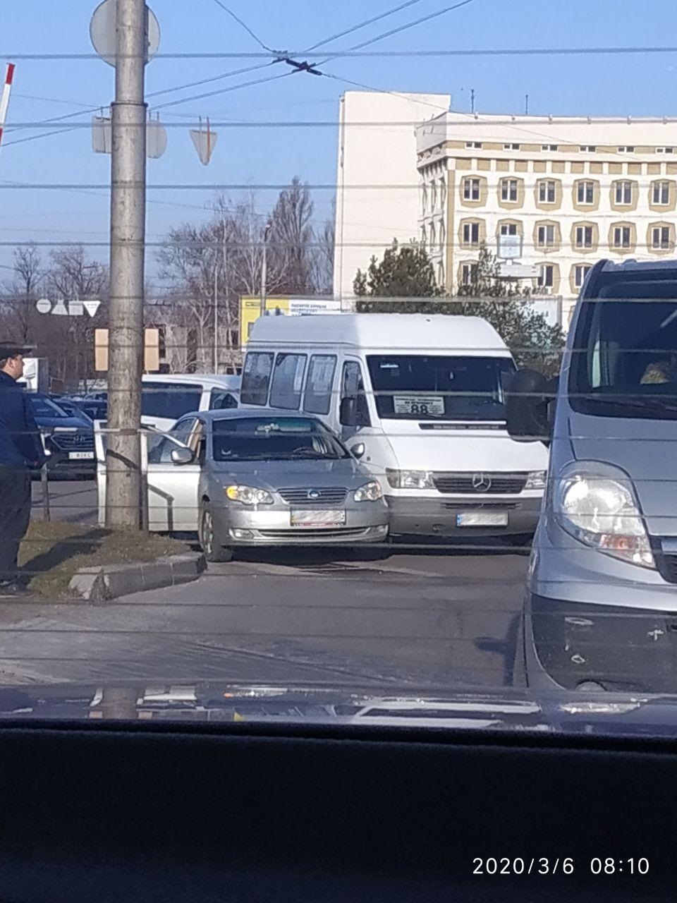В Запорожье маршрутка с пассажирами попала в ДТП (ФОТО)