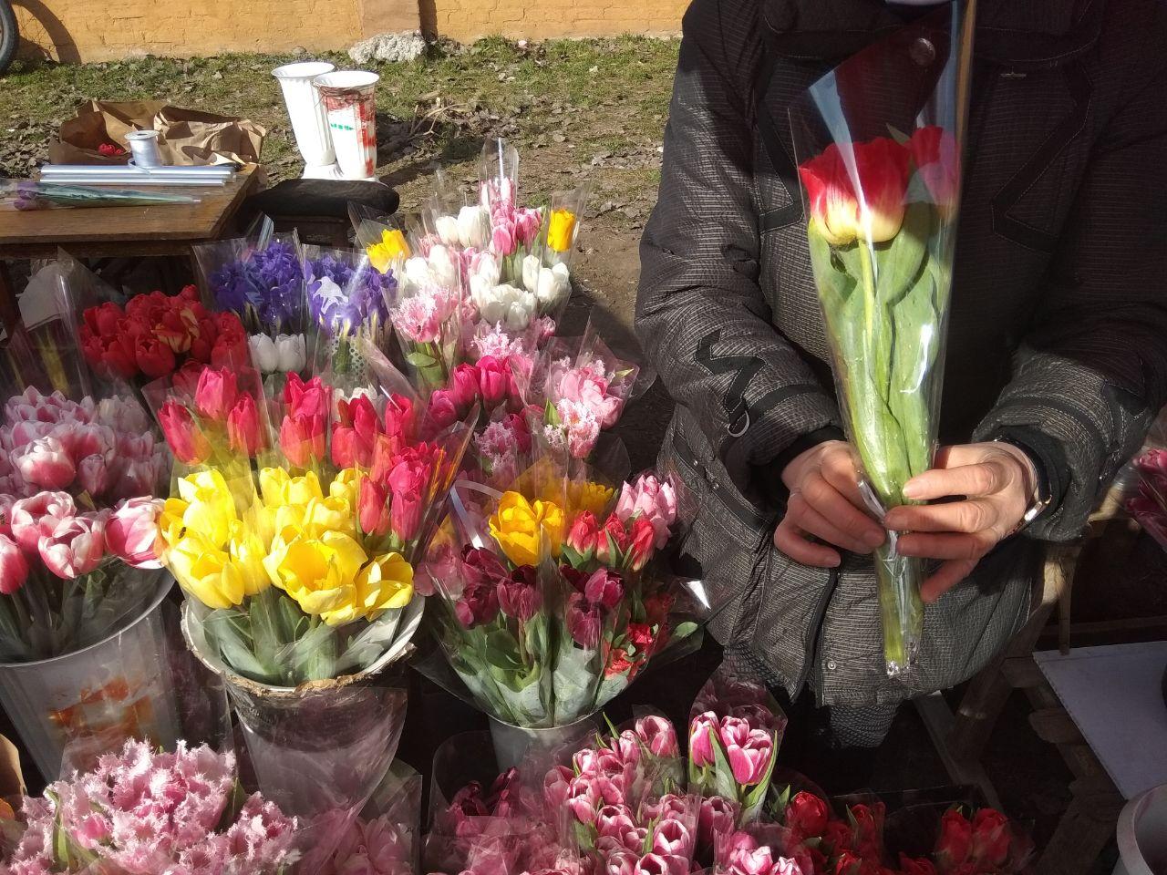 От тюльпанов до хризантем: сколько запорожцам придется потратить на праздничные букеты (ФОТО, ЦЕНЫ)