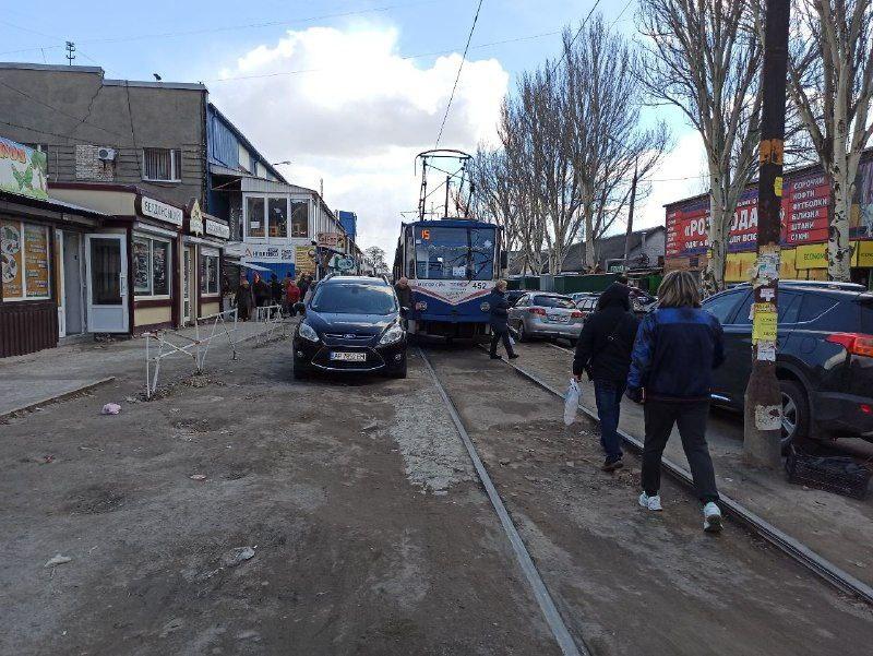 В Запорожье внедорожник заблокировал движение трамвая (ФОТО)
