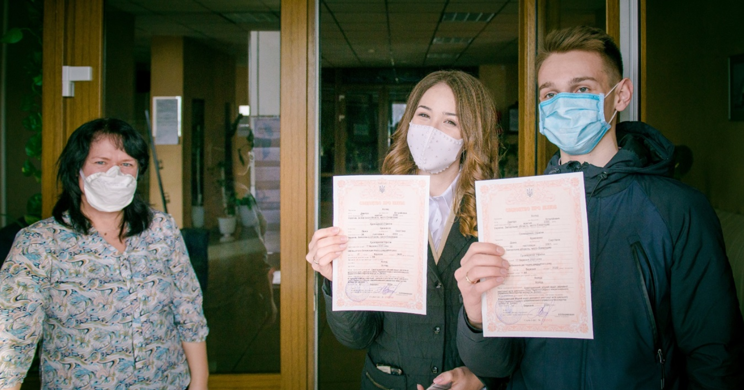 В белой свадебной маске: в Запорожской области состоялось "карантинное" бракосочетание (ФОТО)