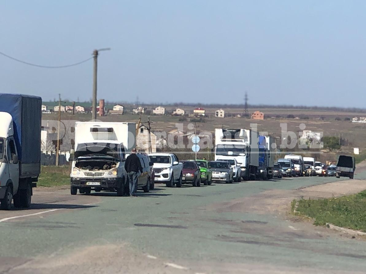 На трассе около Бердянска образовалась многокилометровая пробка (ФОТО)