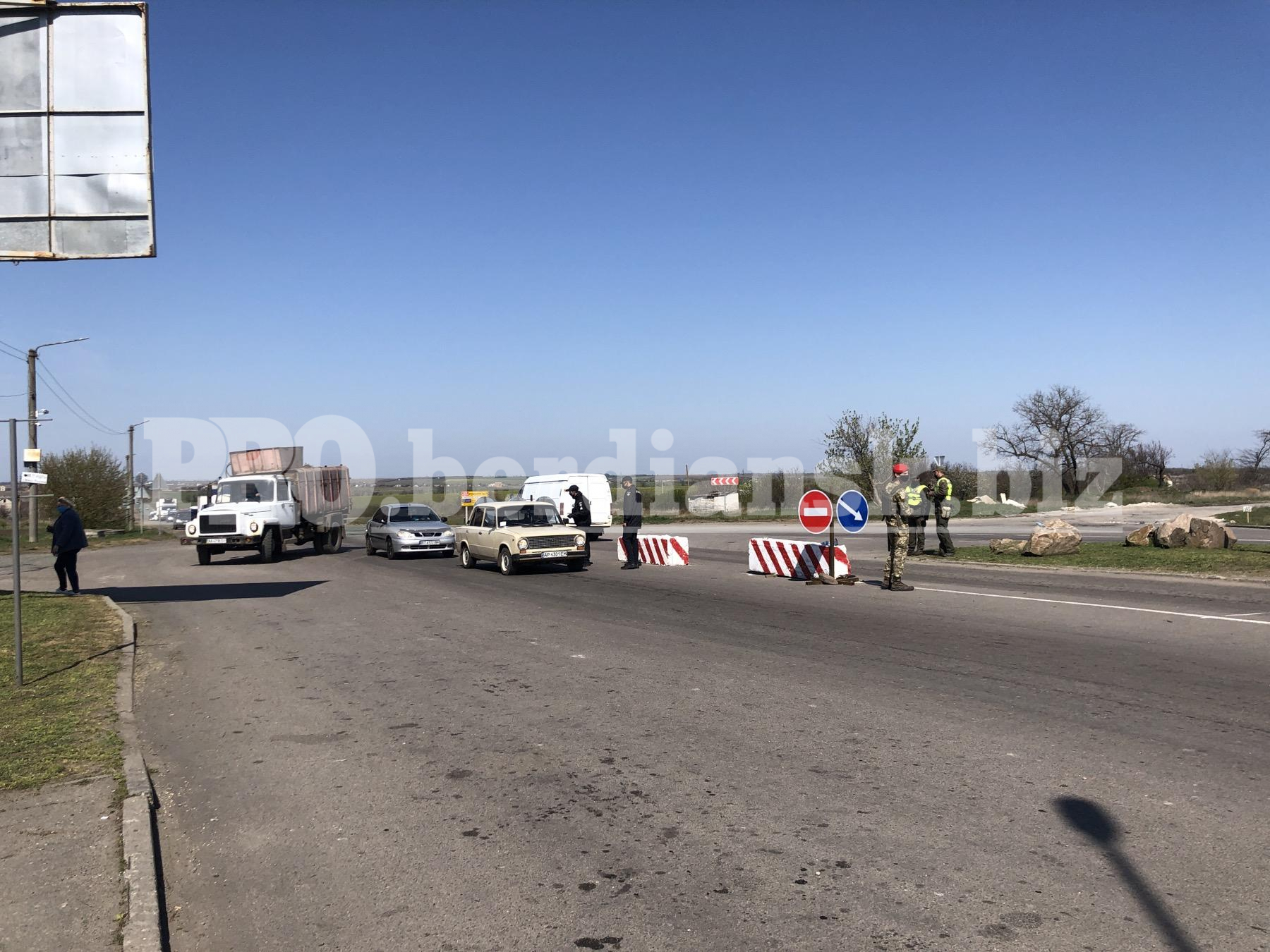 На трассе около Бердянска образовалась многокилометровая пробка (ФОТО)