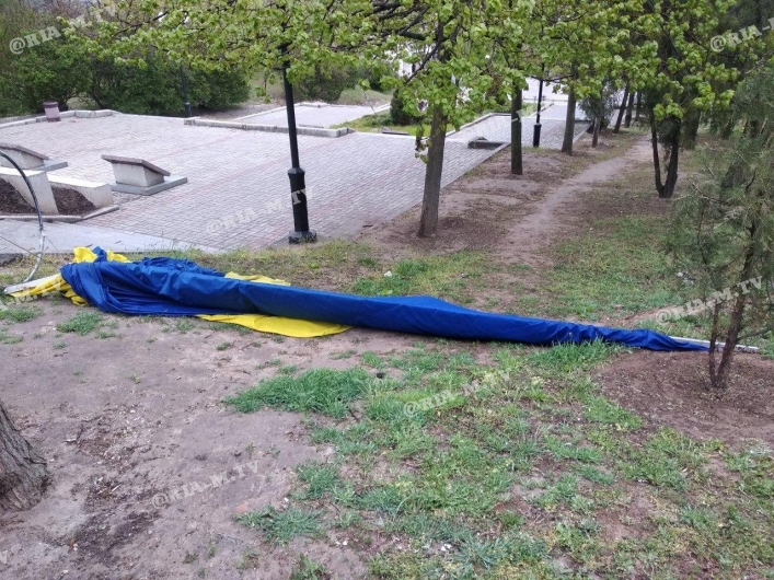 В Запорожской области шквальный ветер сломал самый высокий флагшток (ФОТО)