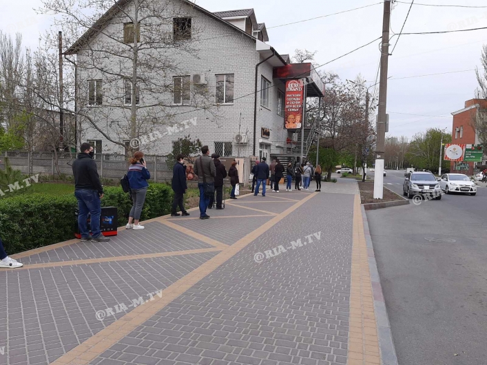 В Запорожской области люди стоят в очереди по нескольку часов, чтобы получить посылку (ФОТО)