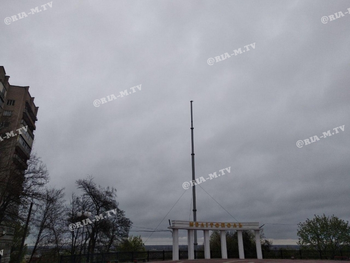 В Запорожской области шквальный ветер сломал самый высокий флагшток (ФОТО)