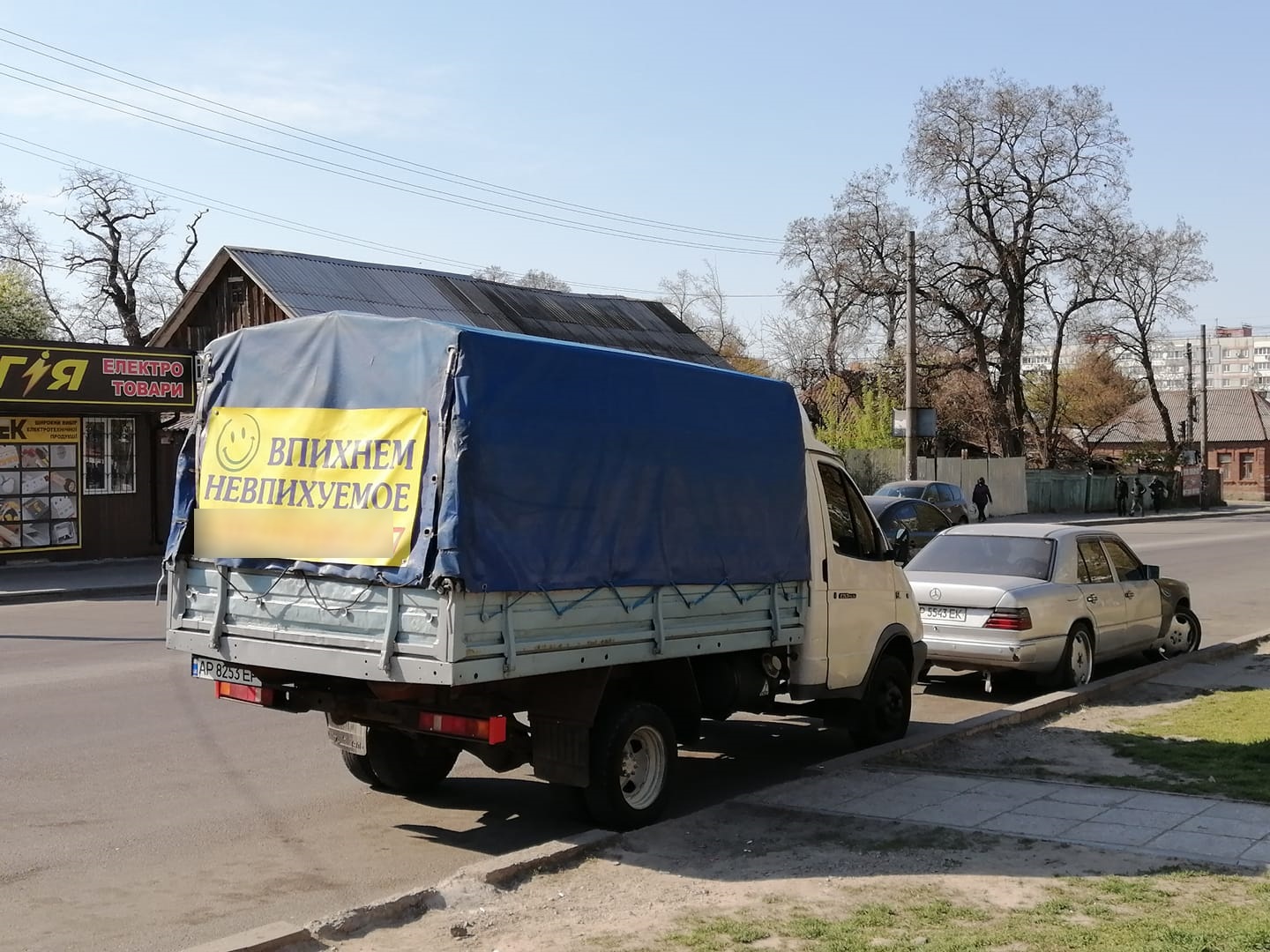 В Запорожье заметили грузовой автомобиль с курьёзной рекламой (ФОТО)