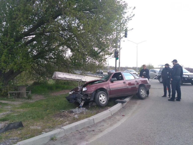 В Запорожье «Опель» снёс электроопору: от авто осталась груда металла (ФОТО)