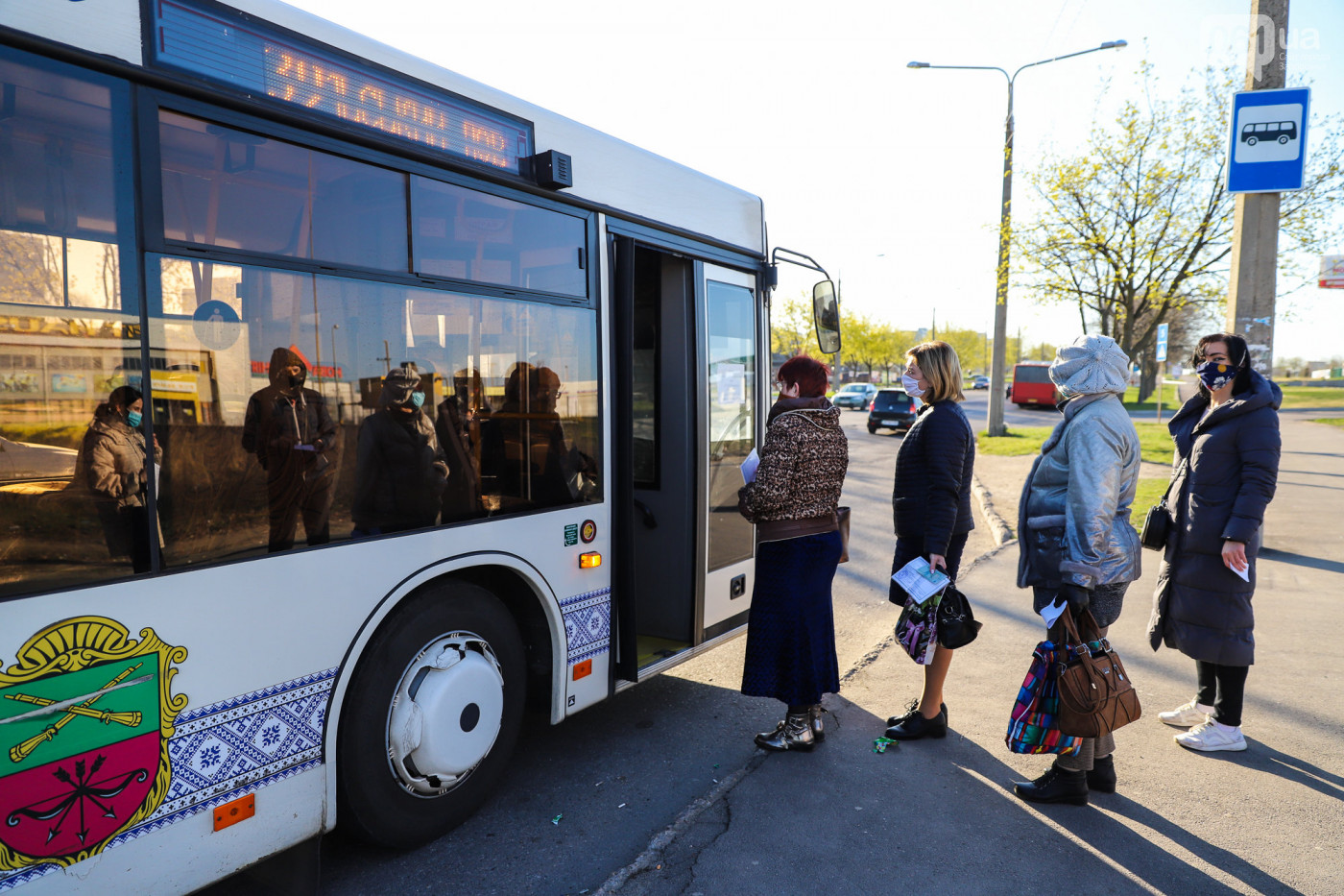 В Запорожье в первый же день массово нарушают новые правила перевозок по пропускам (ФОТО)