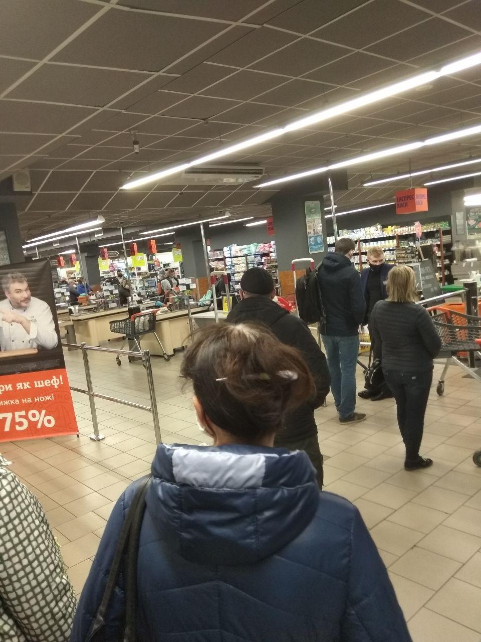 Запорожцы стоят в очередях за хлебом и пивом: сколько придется ждать, чтоб войти в супермаркет (ФОТО)
