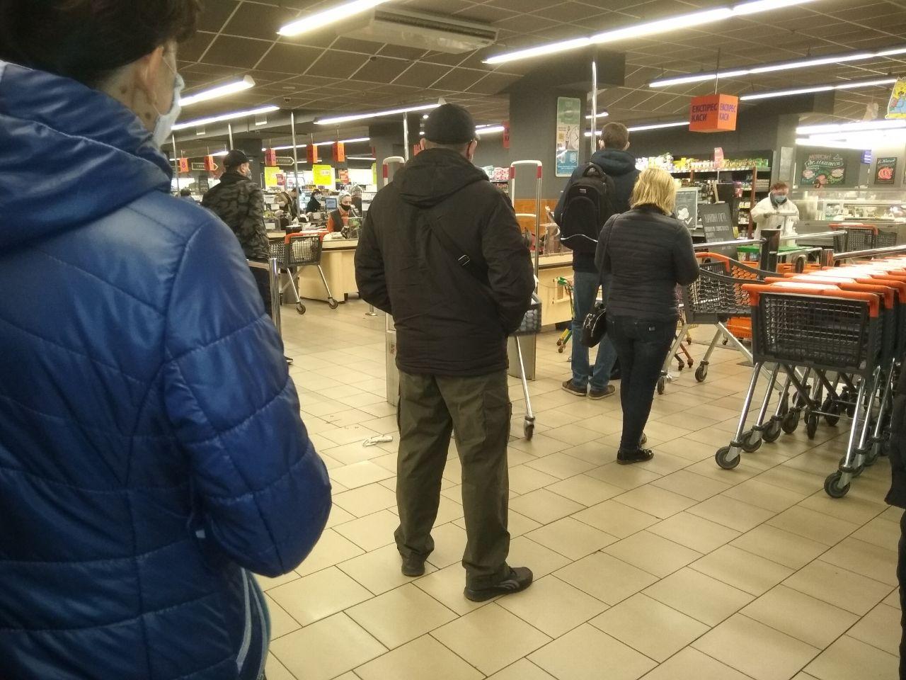 Запорожцы стоят в очередях за хлебом и пивом: сколько придется ждать, чтоб войти в супермаркет (ФОТО)