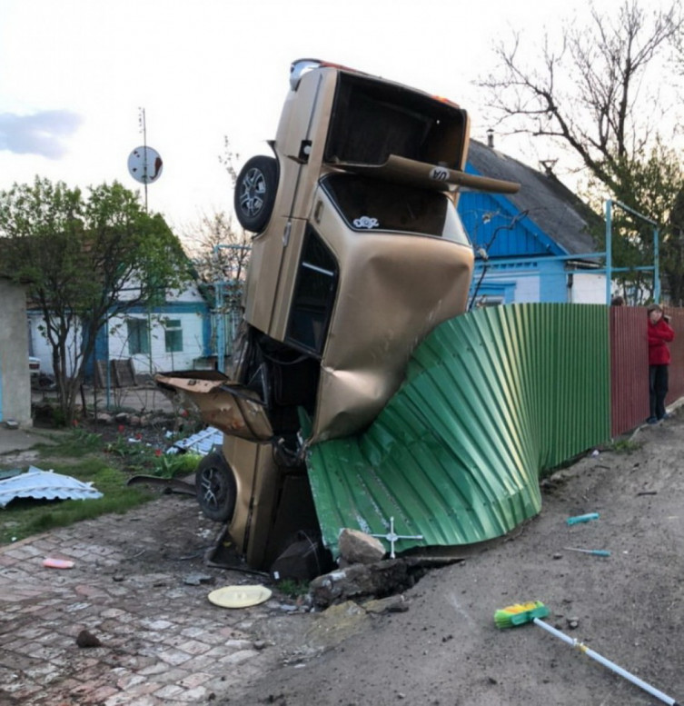 В Запорожской области горе-водитель поставил "ВАЗ" в вертикальное положение (ФОТО)