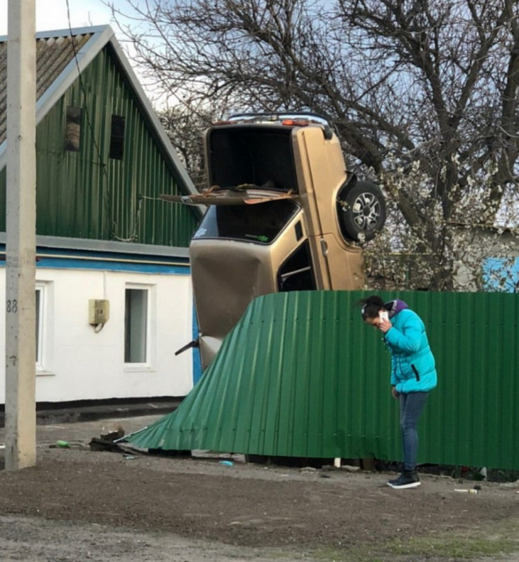 В Запорожской области горе-водитель поставил "ВАЗ" в вертикальное положение (ФОТО)