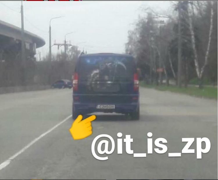 Автомобиль-антисептик: в Запорожье заметили машину с карантинным номером (ФОТО)