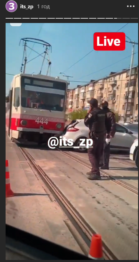 В Запорожье произошло ДТП: легковой автомобиль врезался в трамвай (ФОТО)