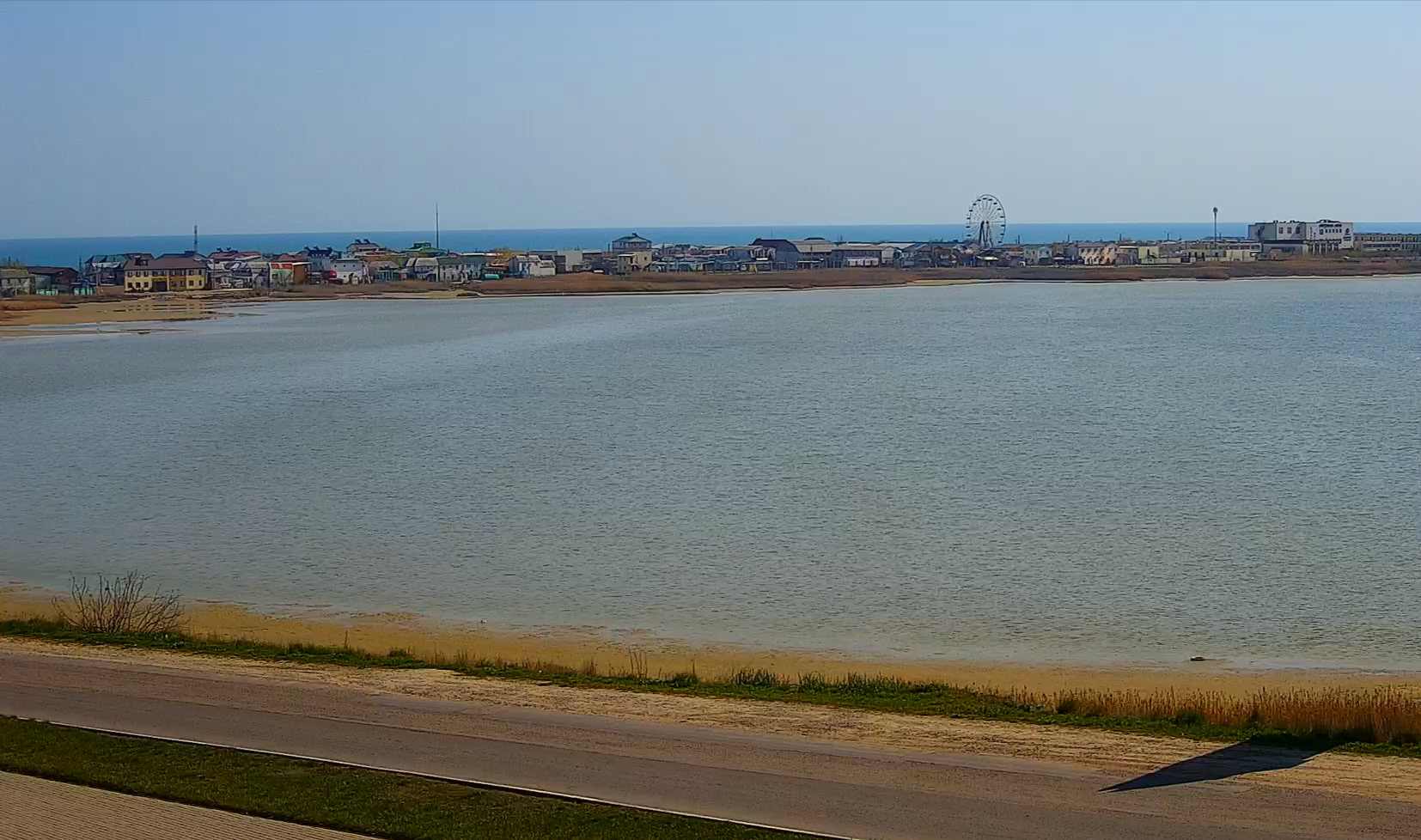 Пустой пляж и безжизненная коса: как выглядит Азовское море "на карантине" (ФОТО)