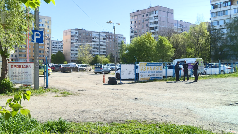 В Запорожье демонтировали «незаконную» стоянку: владелец и запорожцы выступили против (ФОТО, ВИДЕО)