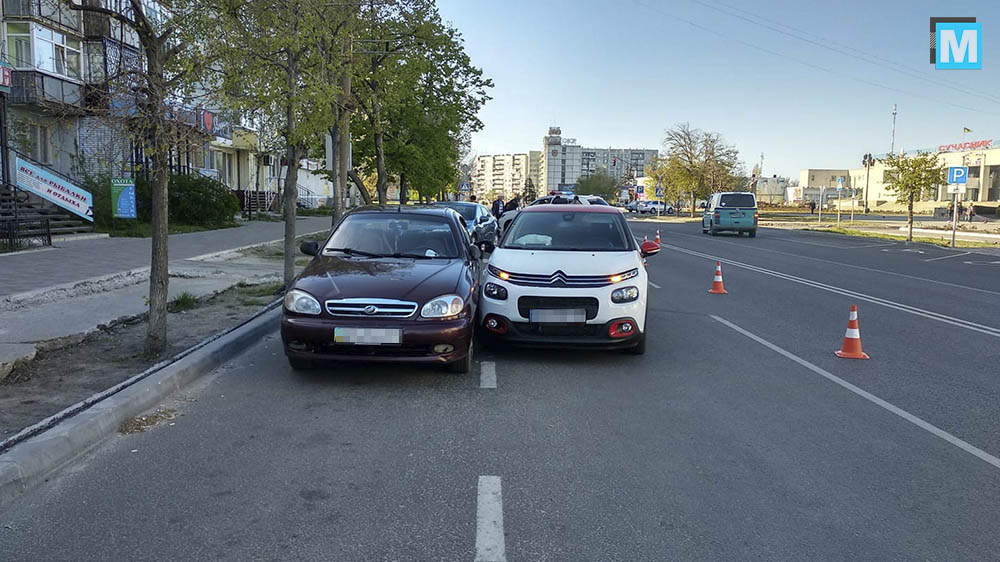 В Запорожской области женщина за рулём перепутала педали и едва не разнесла парковку (ФОТО)
