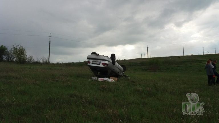 В Запорожской области «Ланос» сделал сальто с водителем внутри (ФОТО)