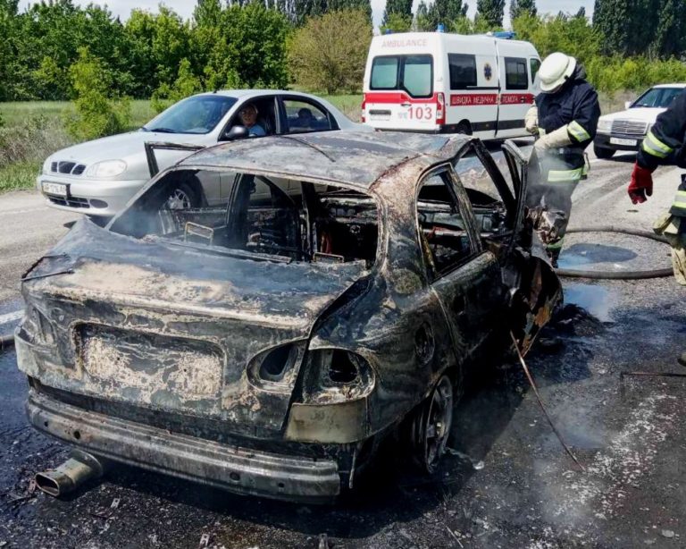 Под Запорожьем на трассе «Харьков-Симферополь» сгорел автомобиль (ВИДЕО)