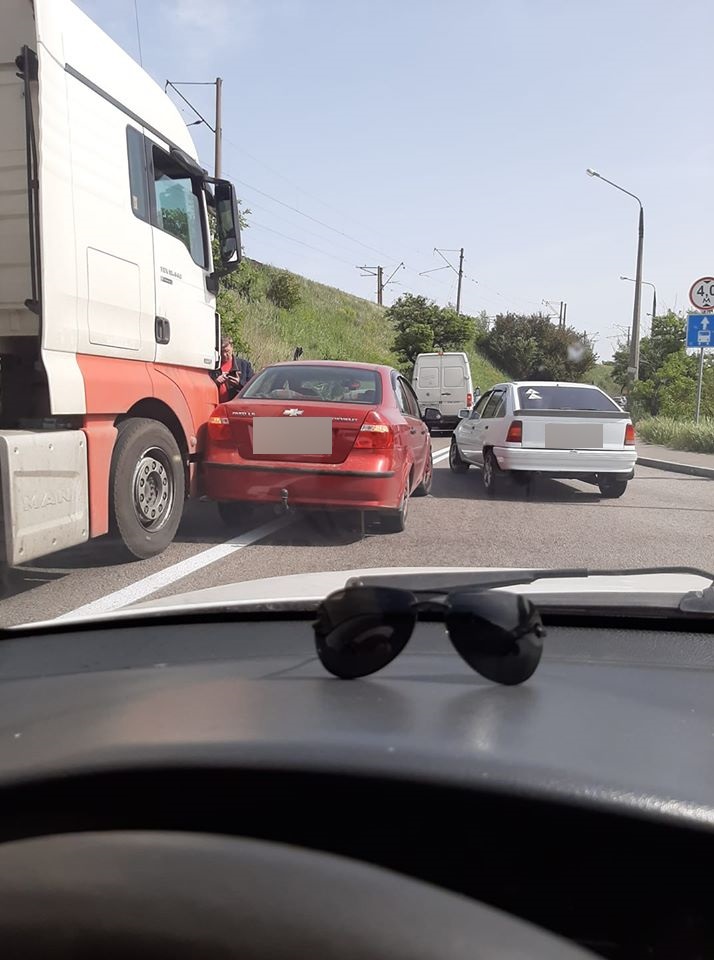 В Запорожье на мосту Преображенского произошло ДТП с фурой (ФОТО)