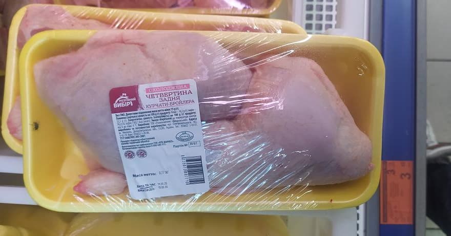 Популярный супермаркет в Запорожской области вместе с курицей пакует живых мух (ФОТО)