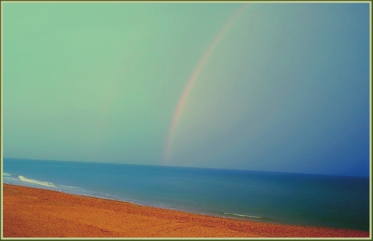 Над Азовским морем в Кирилловке запечатлели огромную радугу (ФОТО)