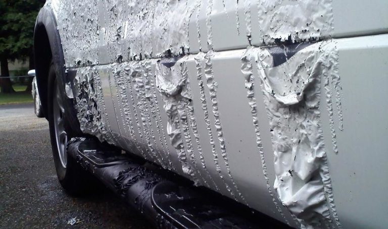 В Запорожье неизвестные облили кислотой дорогой автомобиль (ВИДЕО)