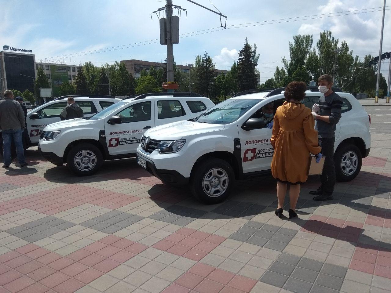 Авто есть, бензина нет: амбулаториям в Запорожской области подарили новые внедорожники (ФОТО)