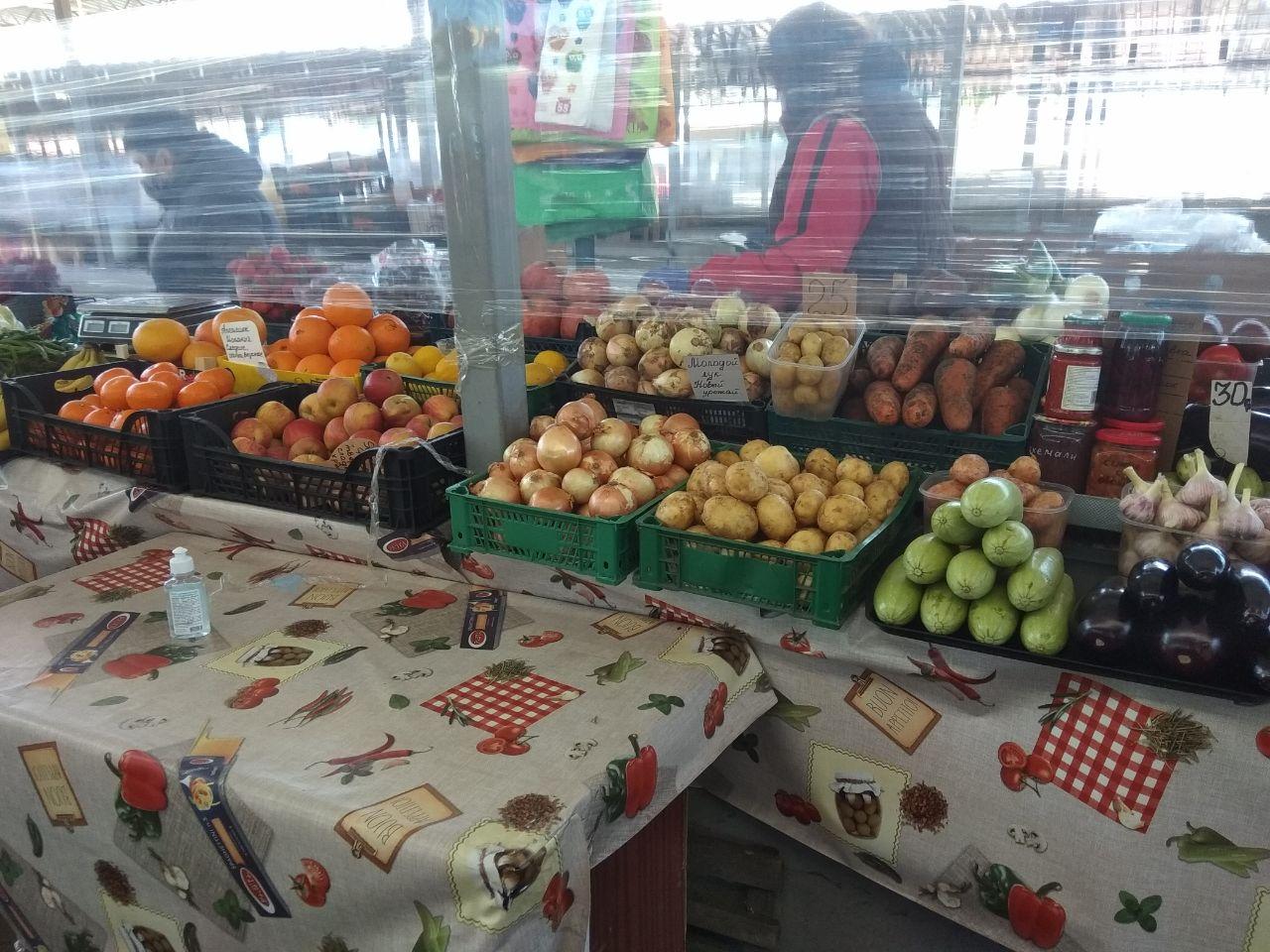 Зеленые помидоры и белая клубника: запорожцам рассказали, есть ли нитраты в рыночных овощах и фруктах (ФОТО)