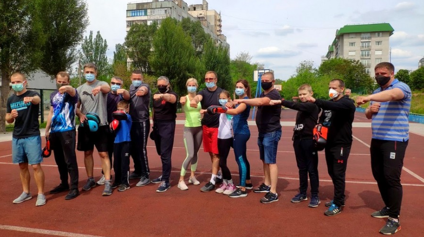 “Ударили боксом по вирусу!” – запорожцы провели массовую тренировку на открытом воздухе (ФОТО, ВИДЕО)