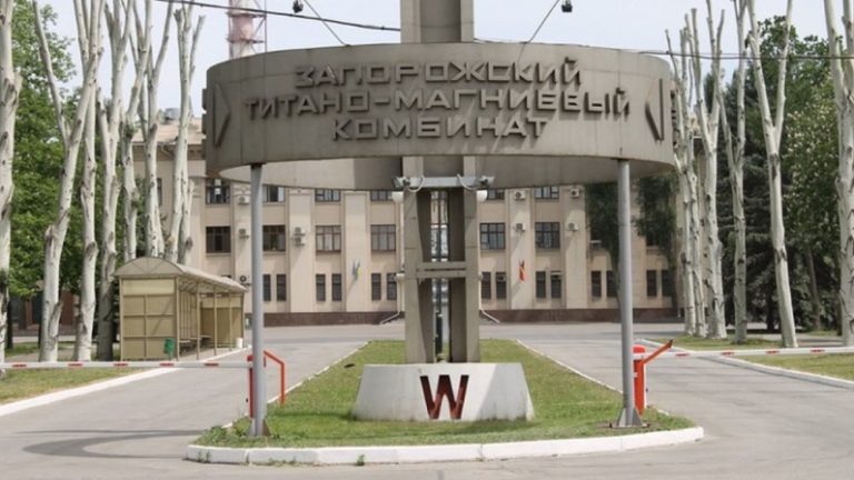 Ходит под увольнением, но требует полной остановки завода. Что происходит на ЗТМК?