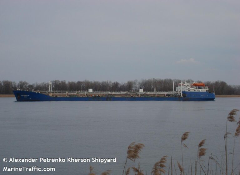 В Запорожье прибыл российский танкер с грузом топлива (ФОТО)