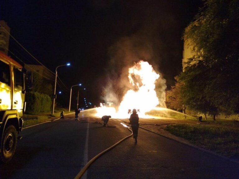 В Запорожье ночью произошел масштабный пожар: появились ФОТО и ВИДЕО с места происшествия